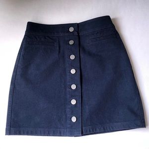 ARITZIA BUTTON UP MINI SKIRT In navy blue